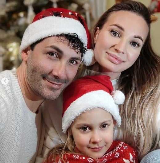 انفلونسر روسيه مع اسرتها 