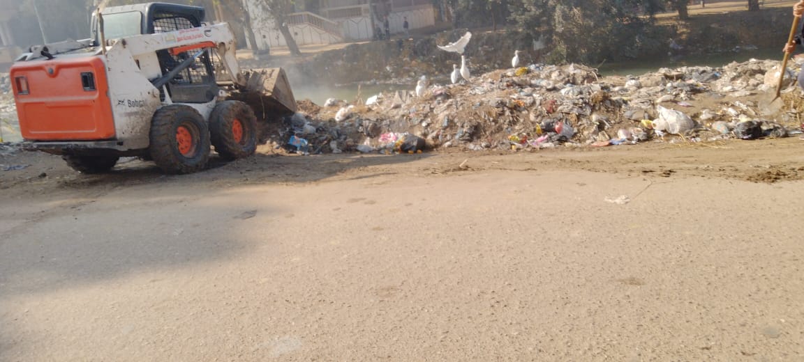 رفع المخلفات من  حافة الترع