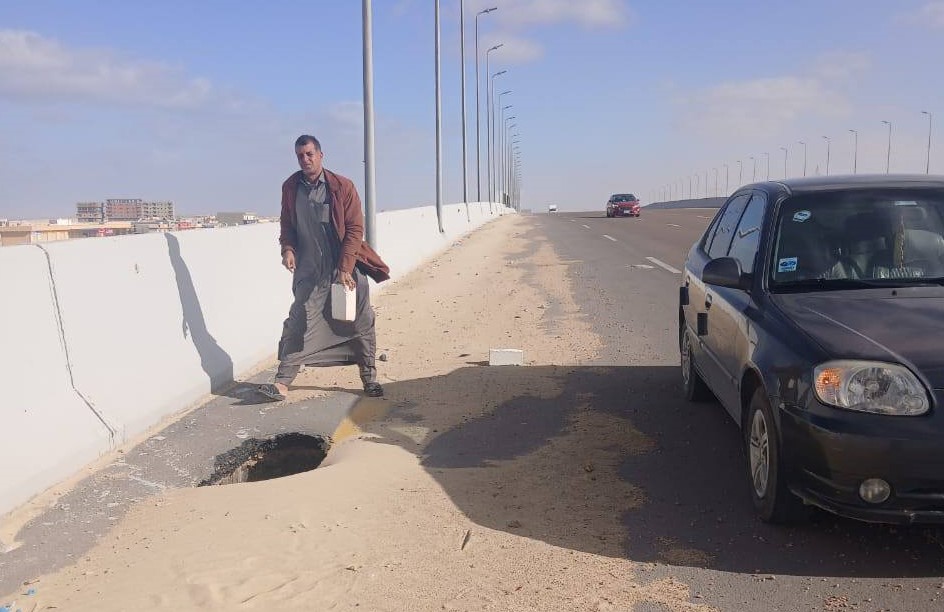 احد المواطنين يبلغ بوجود حفره في اسفلت كوبري راس الحكمة احد المواطنين يبلغ بوجود حفره في اسفلت كوبري راس الحكمة