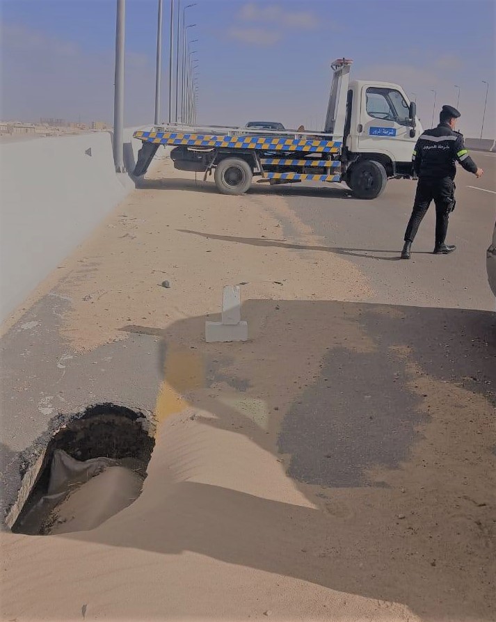 تامين المسافرين على طريق مطروح من حفرة على كوبري راس الحكمة تامين المسافرين على طريق مطروح من حفرة على كوبري راس الحكمة