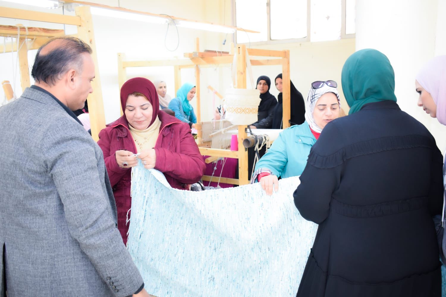 تدريب الفتيات على المهن اليدوية والتراثية