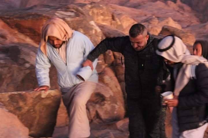 الدليل البدوى مع السائحين الدليل البدوى مع السائحين