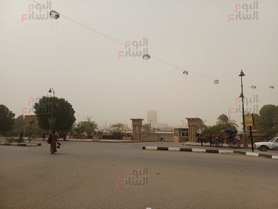 عاصفة-ترابية-مفاجئة-تحجب-الرؤية-بأسوان