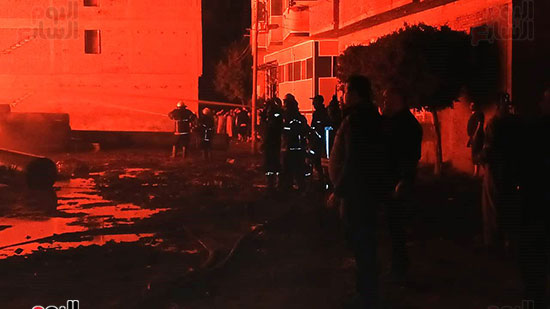 السيطرة على حريق مخزن المواسير البلاستيك (7)