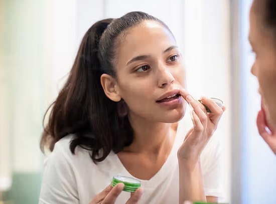 وصفات طبيعية للعناية بالشفاه