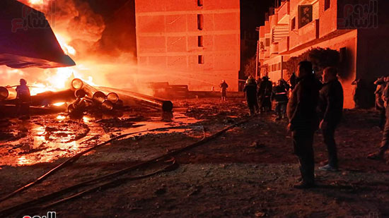 السيطرة على حريق مخزن المواسير البلاستيك (1)