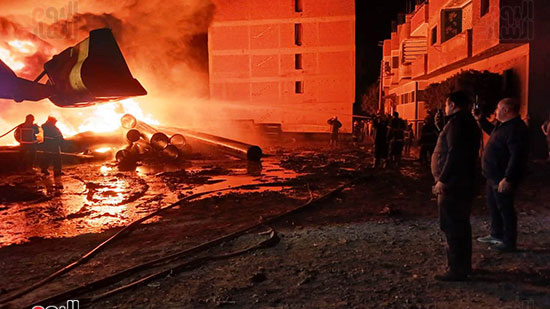 السيطرة على حريق مخزن المواسير البلاستيك (13)