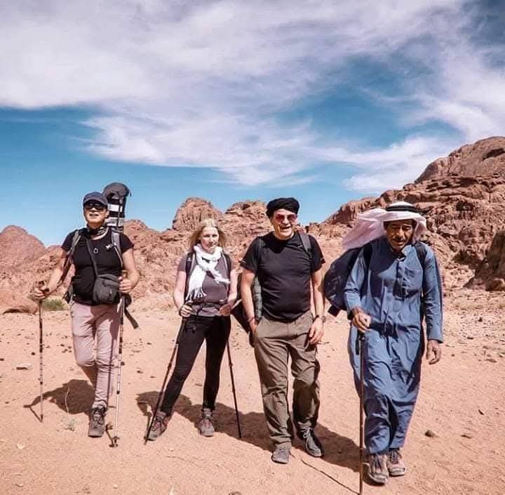 السائحين مع الدليل البدوى بسانت كاترين السائحين مع الدليل البدوى بسانت كاترين