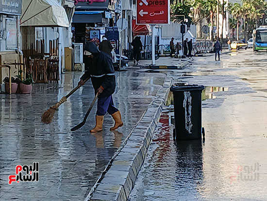 عمال-النظافة-اول-ايام-نوة-الفيضة-الكبري-بالإسكندرية