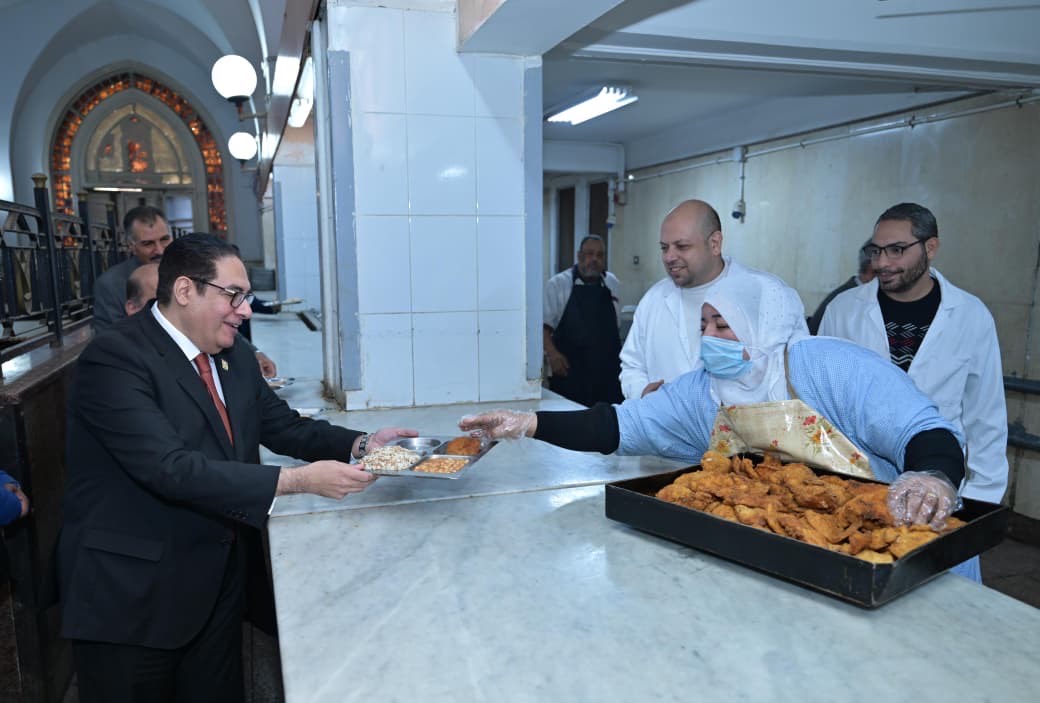 رئيس جامعة القاهرة يتابع الخدمات بالمدينة الجامعية بمنطقة بين السرايات (2)