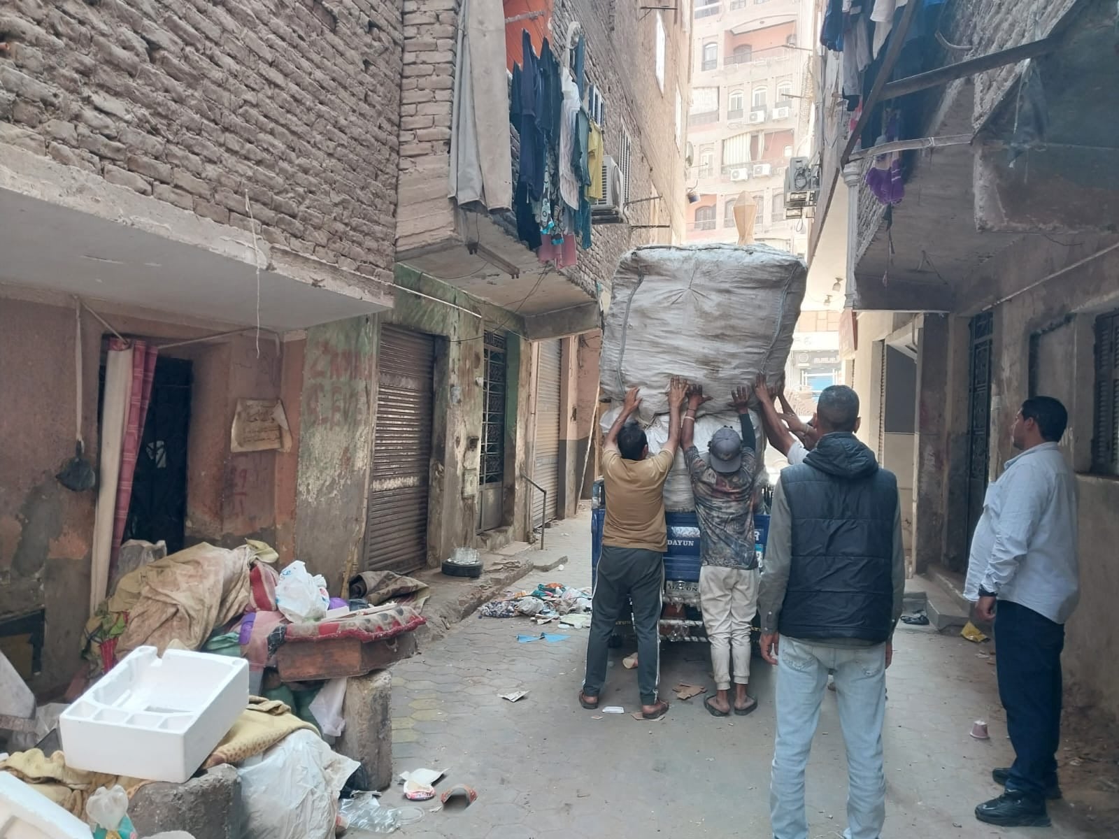 حملة لإزالة بؤر الفرز العشوائى للقمامة ومواجهة النباشين فى بولاق الدكرور حملة لإزالة بؤر الفرز العشوائى للقمامة ومواجهة النباشين فى بولاق الدكرور