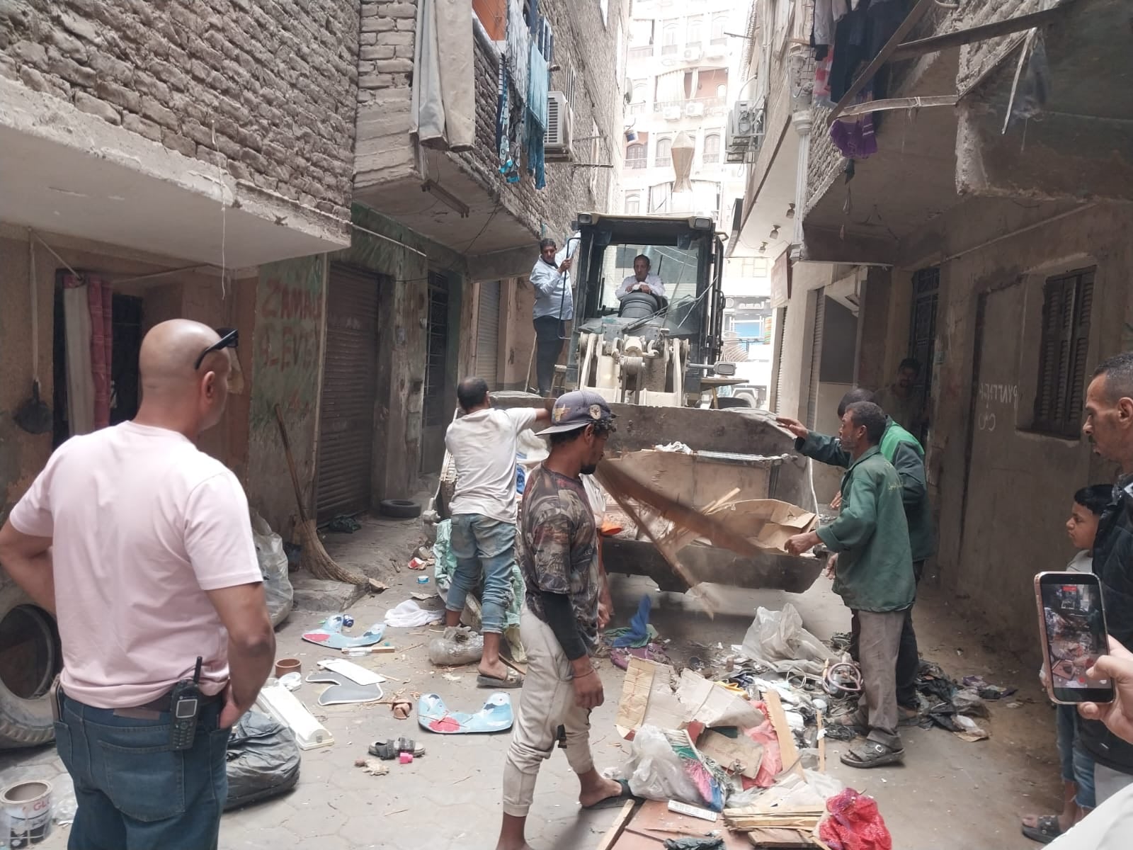 حملة لإزالة بؤر الفرز العشوائى للقمامة ومواجهة النباشين فى بولاق الدكرور حملة لإزالة بؤر الفرز العشوائى للقمامة ومواجهة النباشين فى بولاق الدكرور