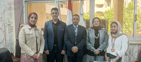 الطالبان-مع-موجه-عام-المكتبات