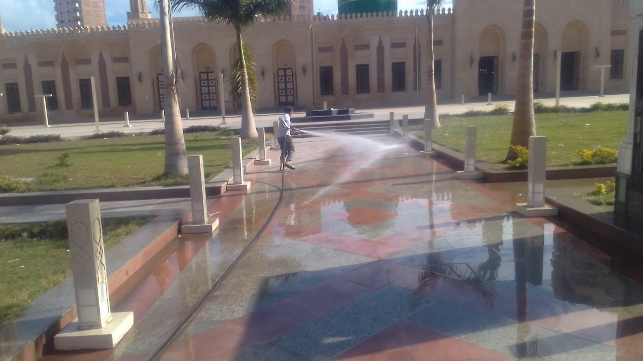 غسل ساحة مسجد العارف بالله الدسوقي