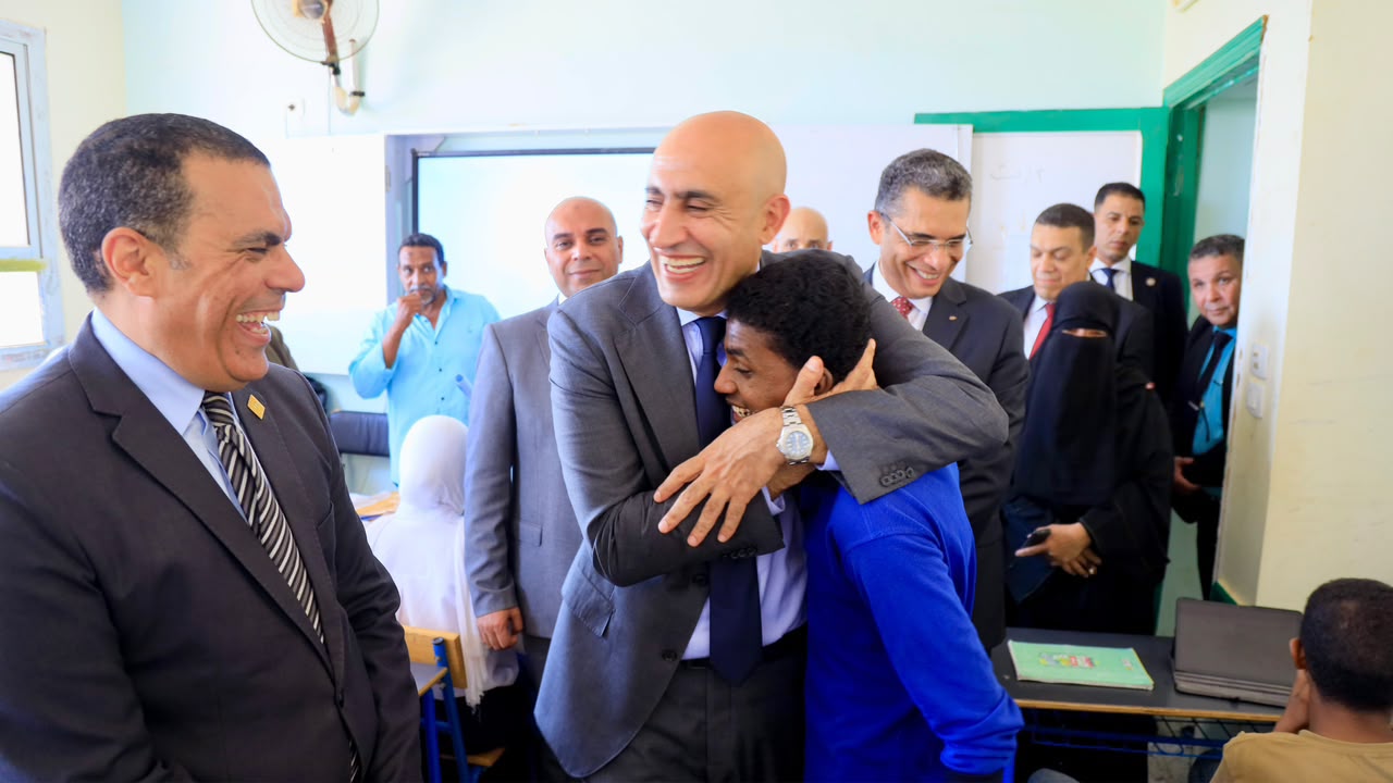 الوزير يصافح ويحتضن أحد الطلاب الوزير يصافح ويحتضن أحد الطلاب