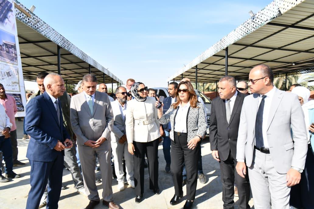 وزيرة التنمية المحلية ومحافظ الوادى الجديد خلال تفقد تطوير الموقف الاقليمي بالخارجة