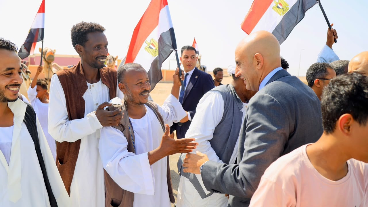الوزير مع أهالى حلايب وشلاتين وسط أعلام مصر الوزير مع أهالى حلايب وشلاتين وسط أعلام مصر