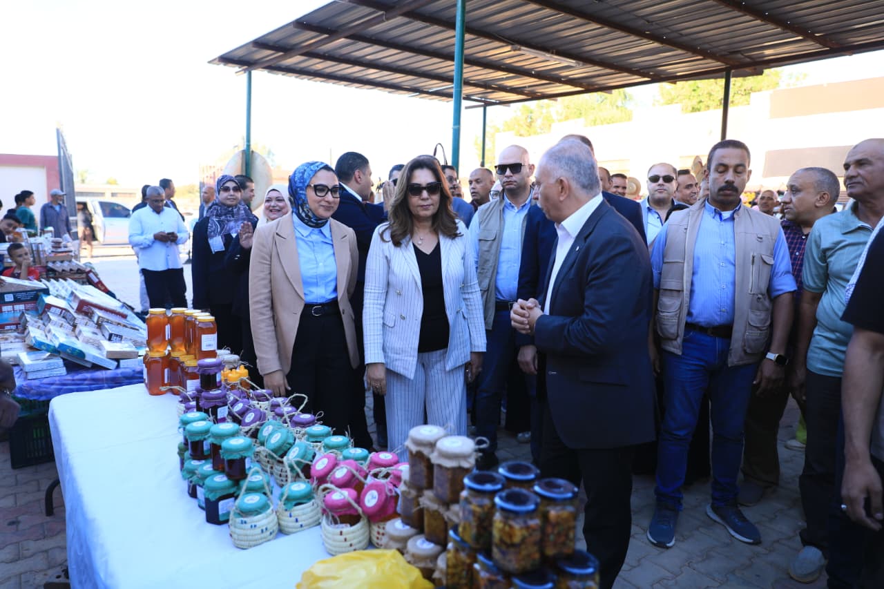 وزيرة التنمية المحلية ومحافظ الوادي الجديد تتفقدان مبادرة خفض أسعار السلع