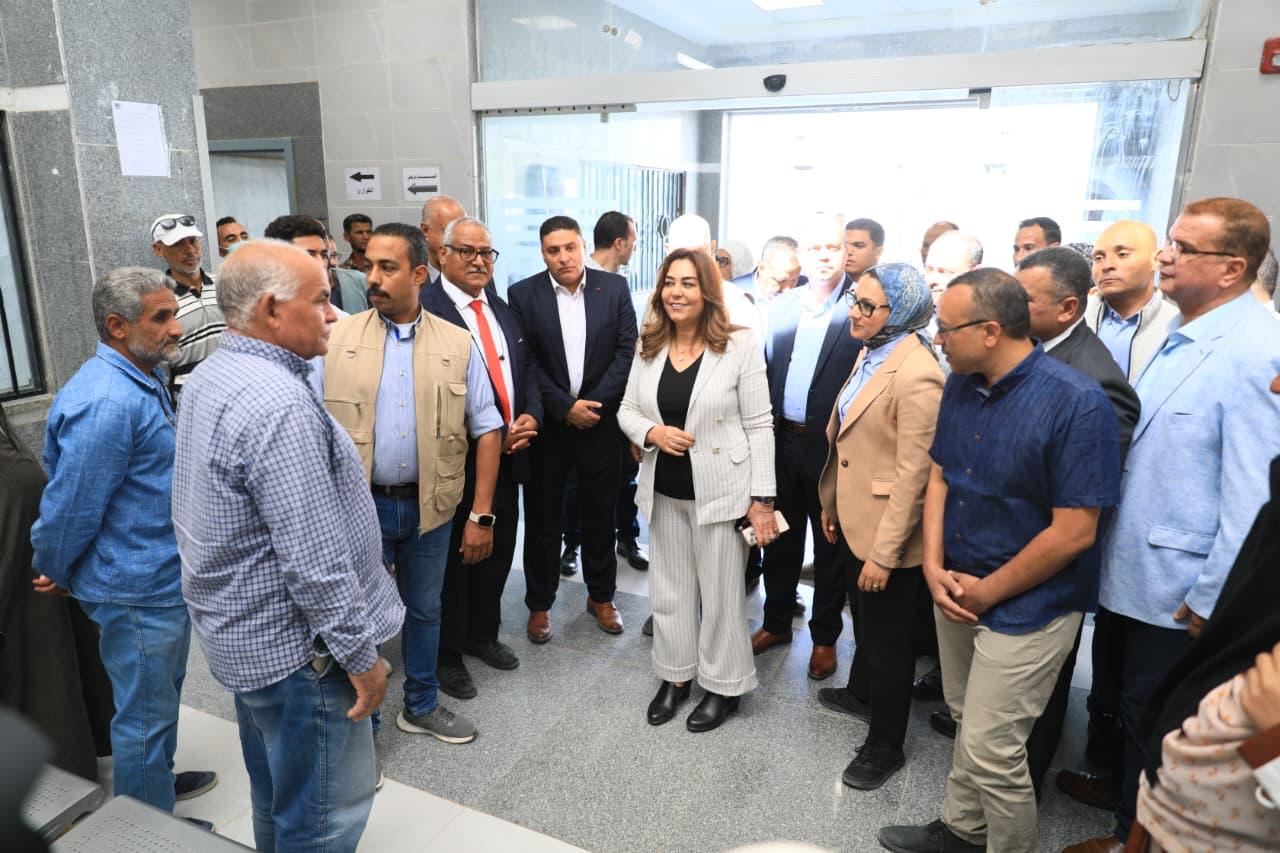 وزيرة التنمية المحلية ومحافظ الوادي الجديد تتفقدان وحدة طب الأسرة بقرية النهضة