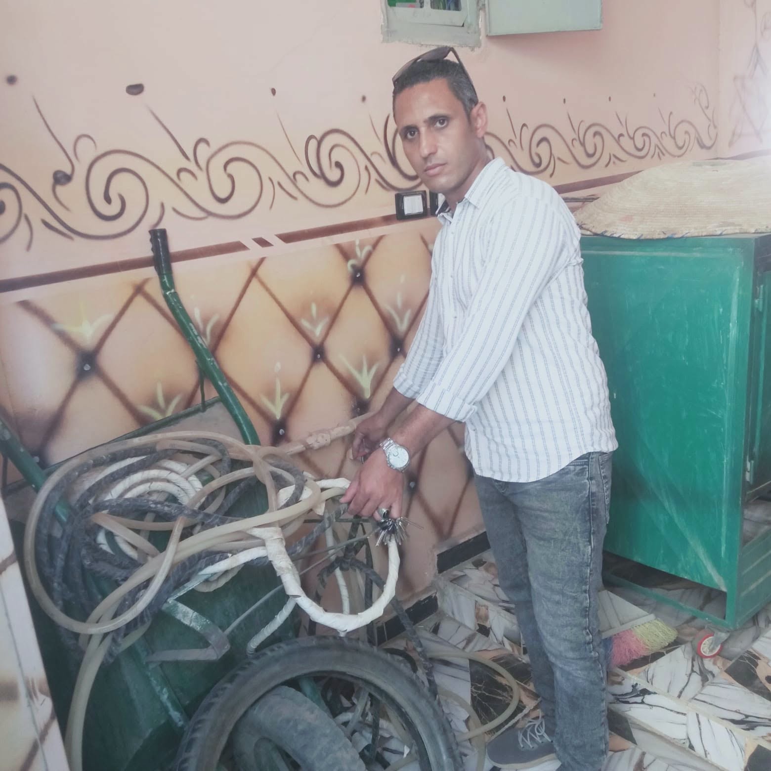 متابعة حصر الوصلات غير القانونية بمناطق شرق إسنا