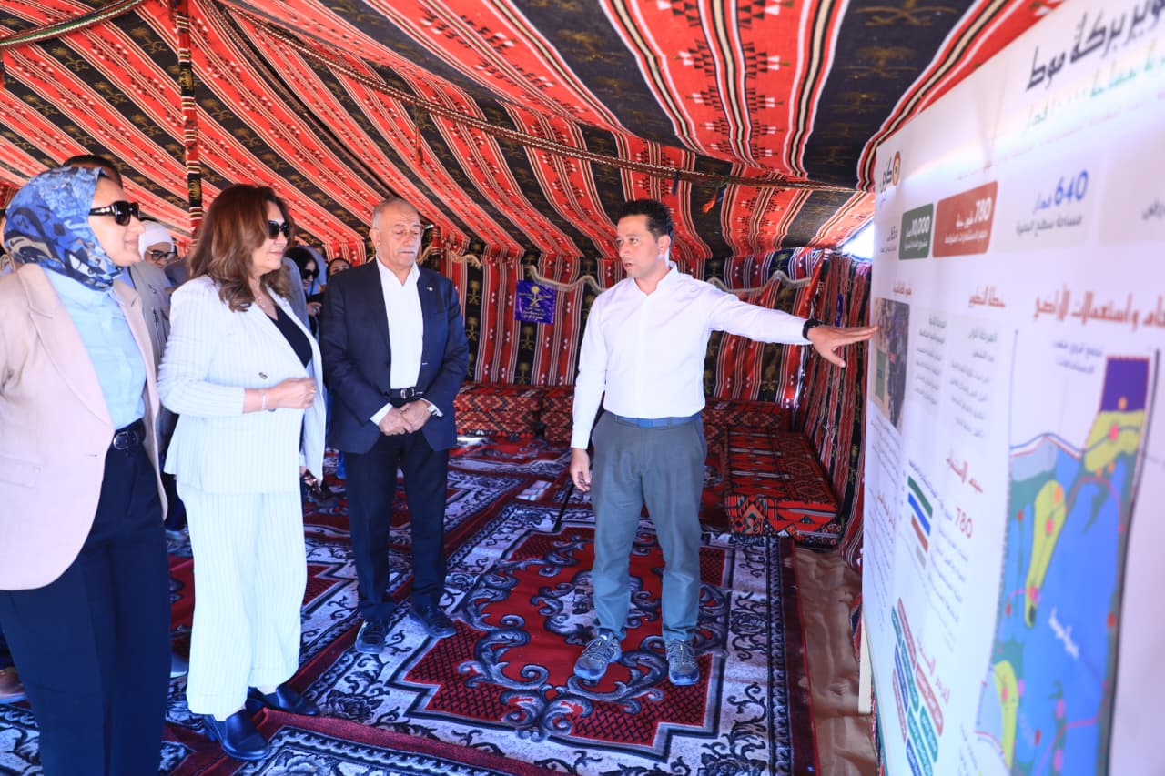 وزيرة التنمية المحلية والبيئة ومحافظ الوادي الجديد تضعان حجر الأساس لتطوير بحيرة موط والغابة الشجرية بالداخلة