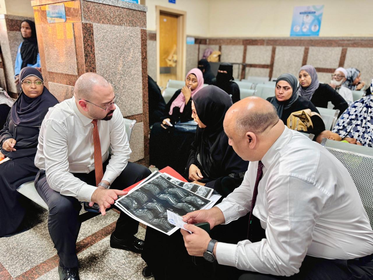 رئيس قطاع الصعيد مع المنتفعين