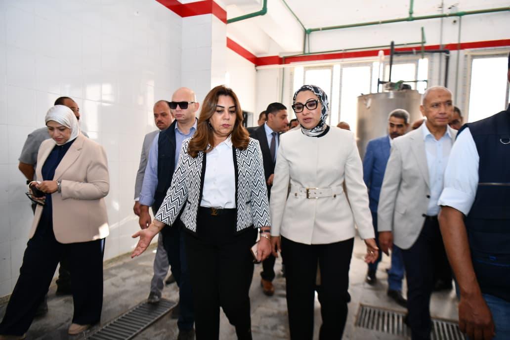 منال عوض وحنان مجدى خلال افتتاح المجزر بالخارجة 