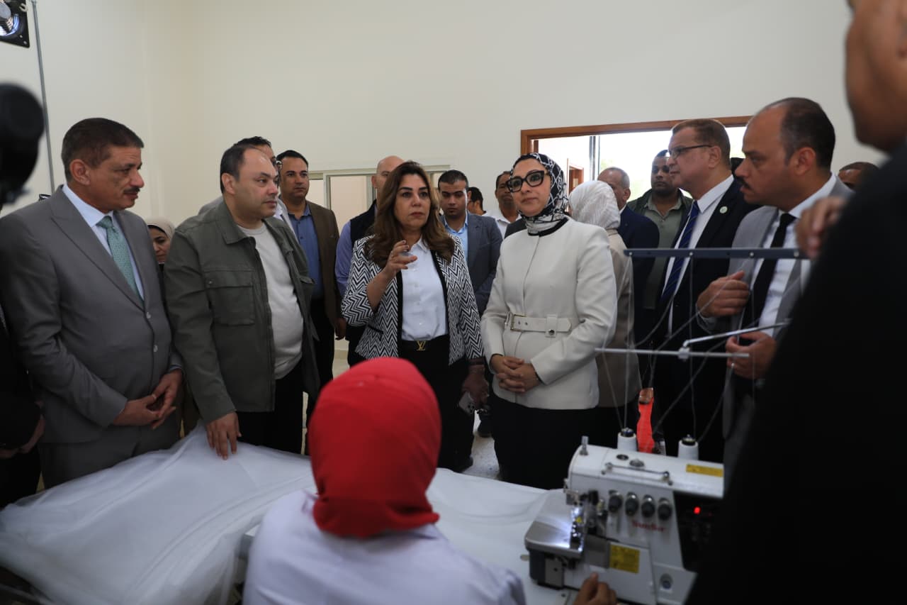 وزيرة التنمية المحلية والبيئة ومحافظ الوادي الجديد ورئيس هيئة تنمية الصعيد يفتتحون مصنع إنتاج "شكائر الزماط بالخارجة