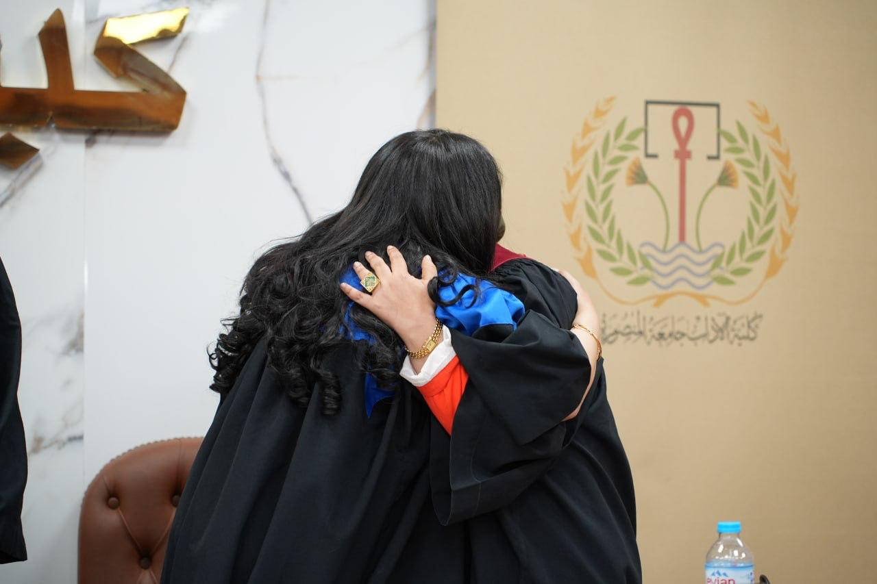 فرحة الباحثة بعد المناقشة