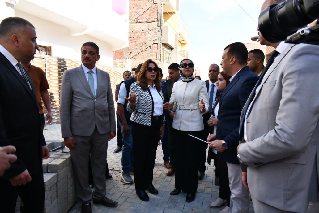 وزيرة التنمية المحلية خلال متابعة أعمال رصف الطرق الداخلية