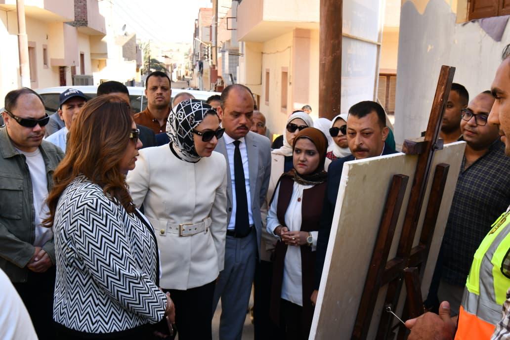 خلال متابعة أعمال رصف الطرق الداخلية