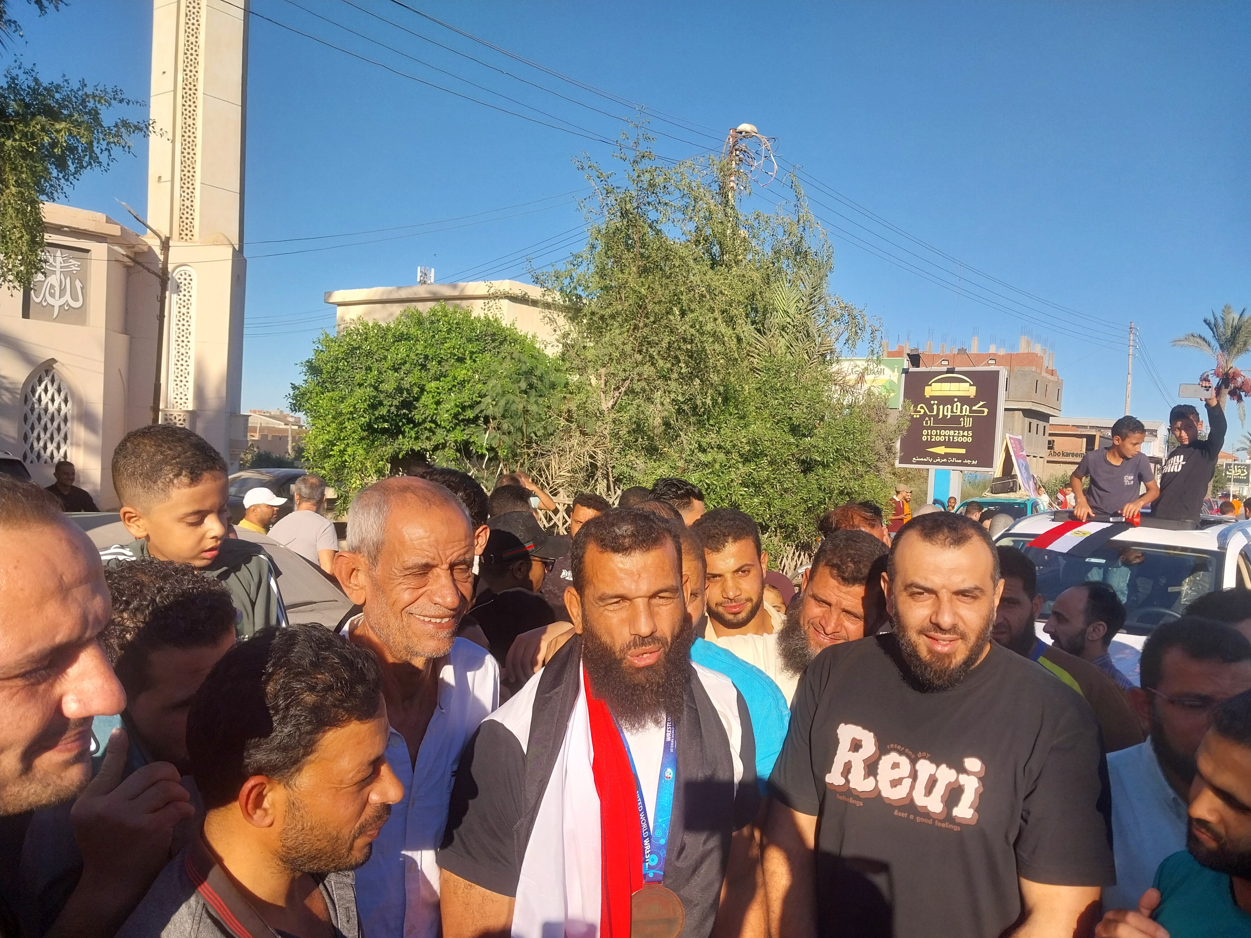 لحظة استقبال الأهالي في دمياط لبطل العالم في المصارعة