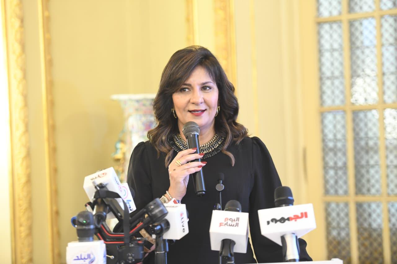 السفيرة نبيلة مكرم (1)