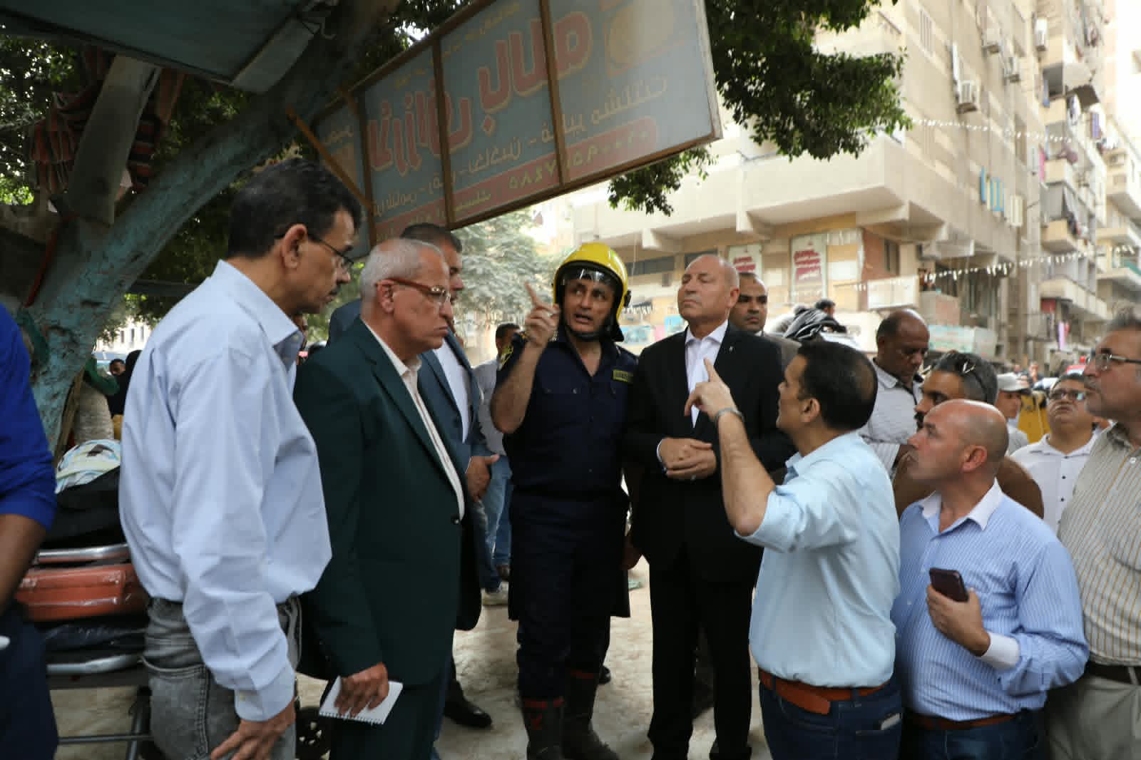 جانب من متابعة المحافظ جانب من متابعة المحافظ