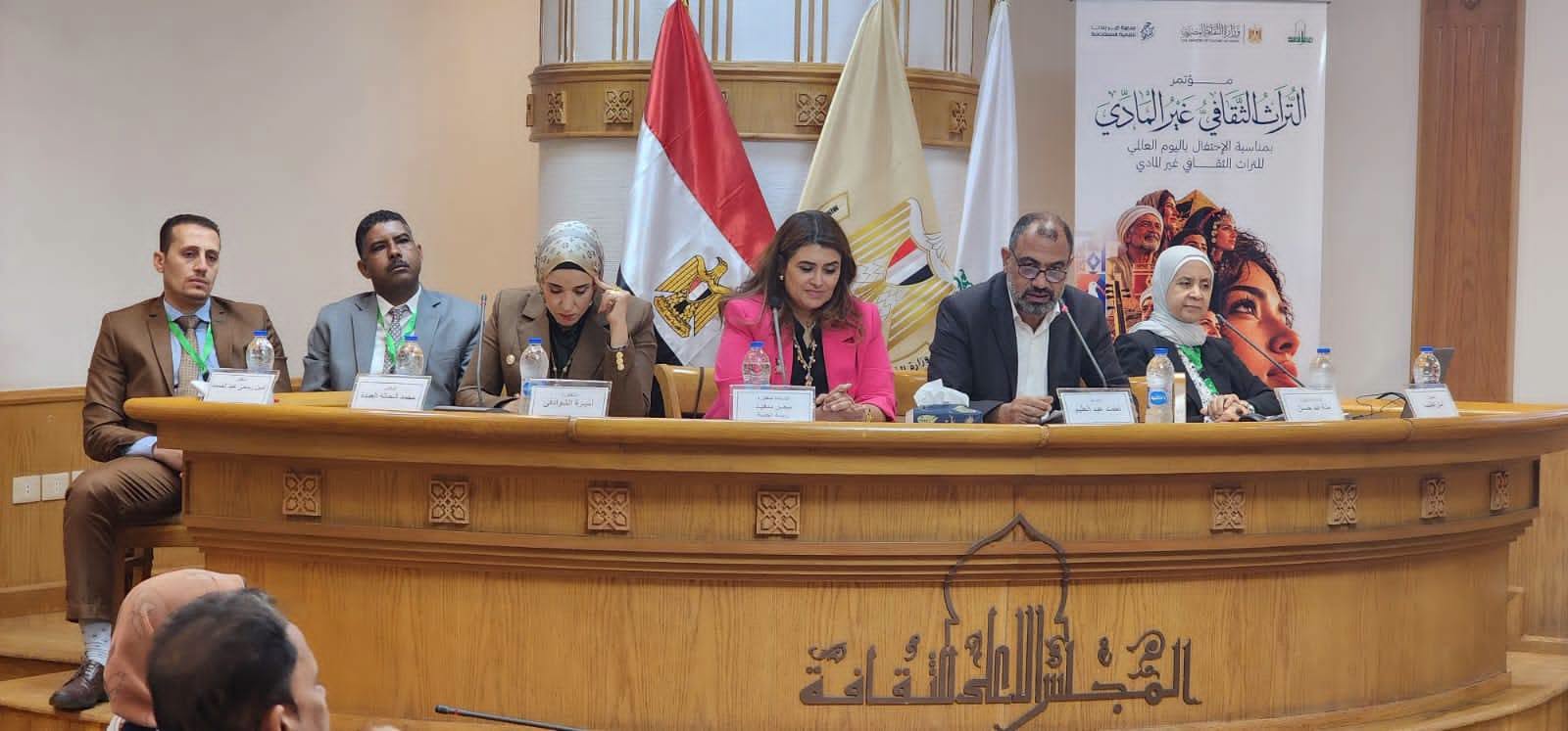 المتحدثين بالجلسة المتحدثين بالجلسة