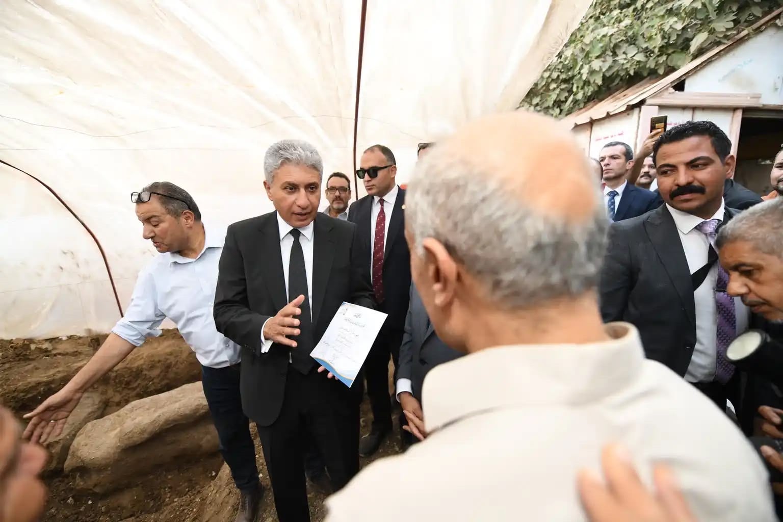 وزير السياحة والآثار خلال الزيارة وزير السياحة والآثار خلال الزيارة