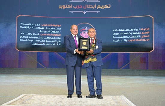 الرئيس يكرم أحد أبطال حرب أكتوبر
