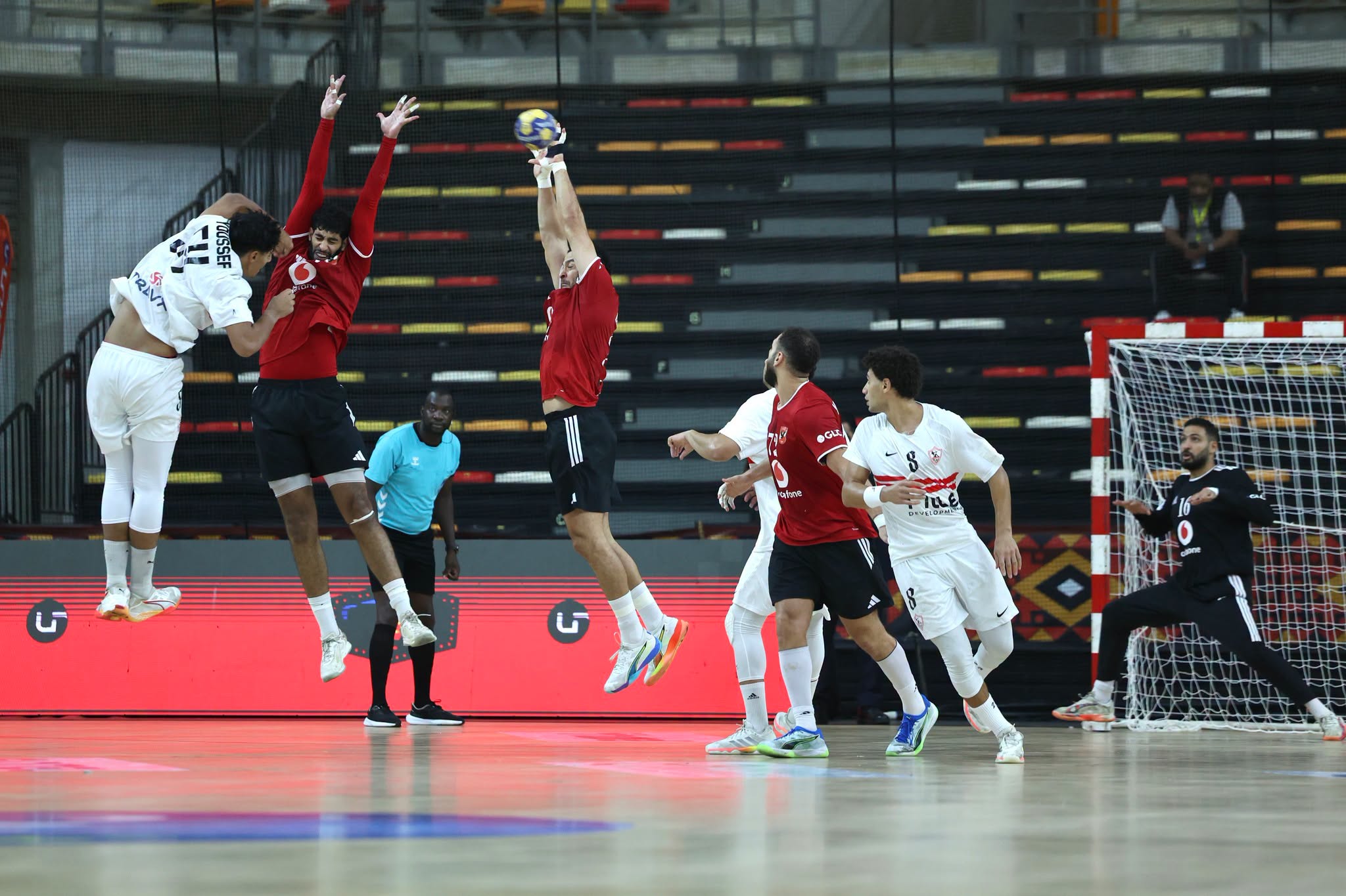يد الأهلى والزمالك