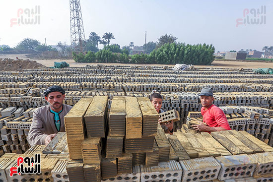 عمال تحميل الطوب