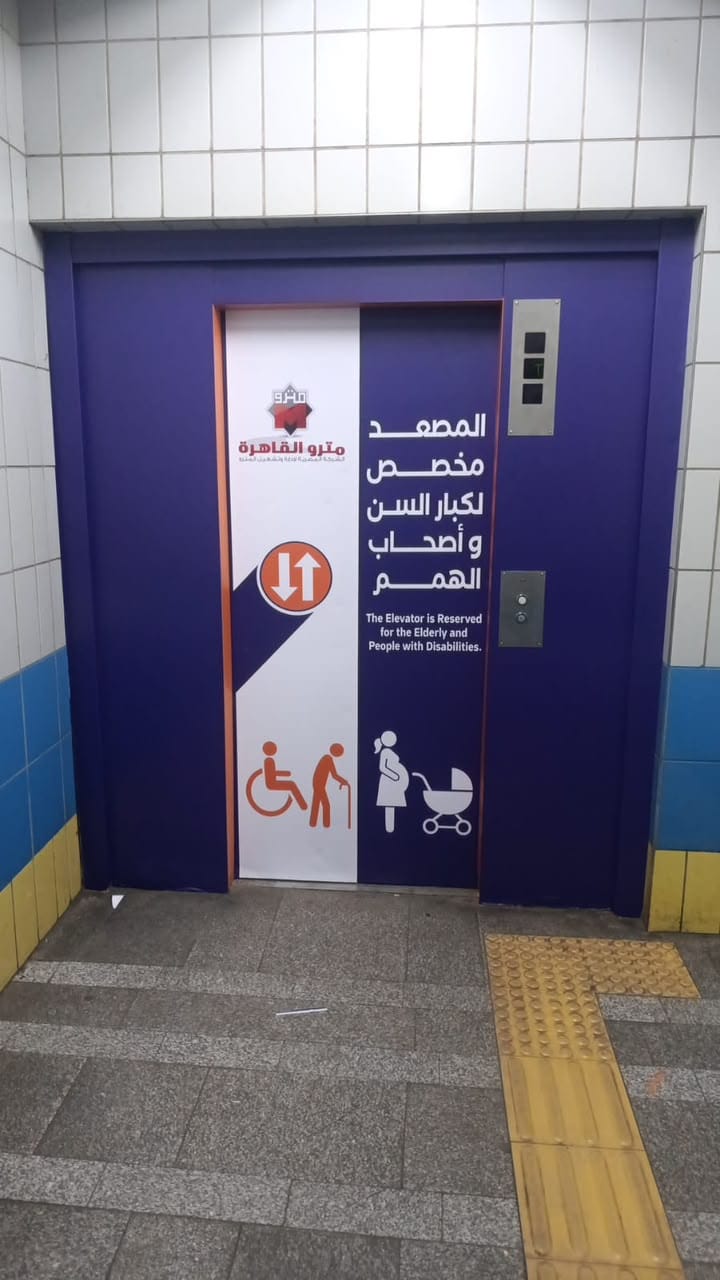 التصميمات الجديدة على أبواب المترو