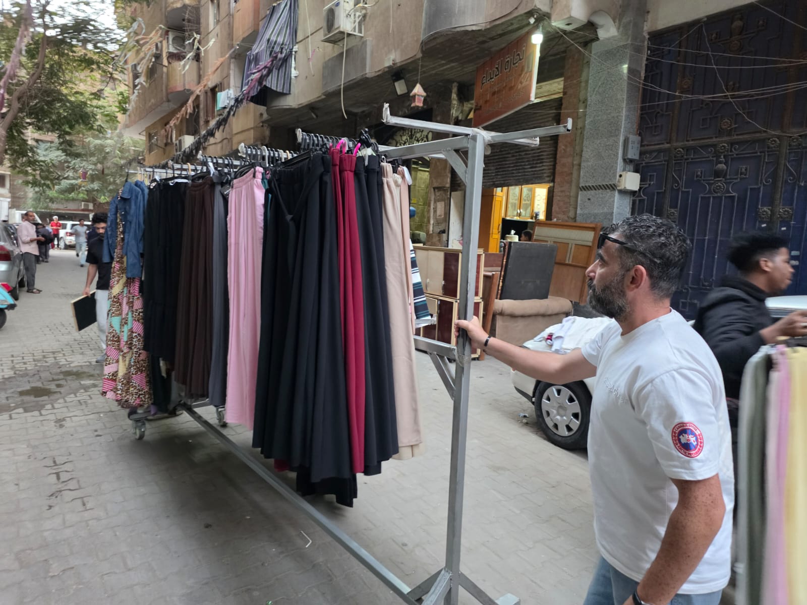 حملة مكبرة بشارع العريش في الطالبية لمواجهة مخالفات المحلات