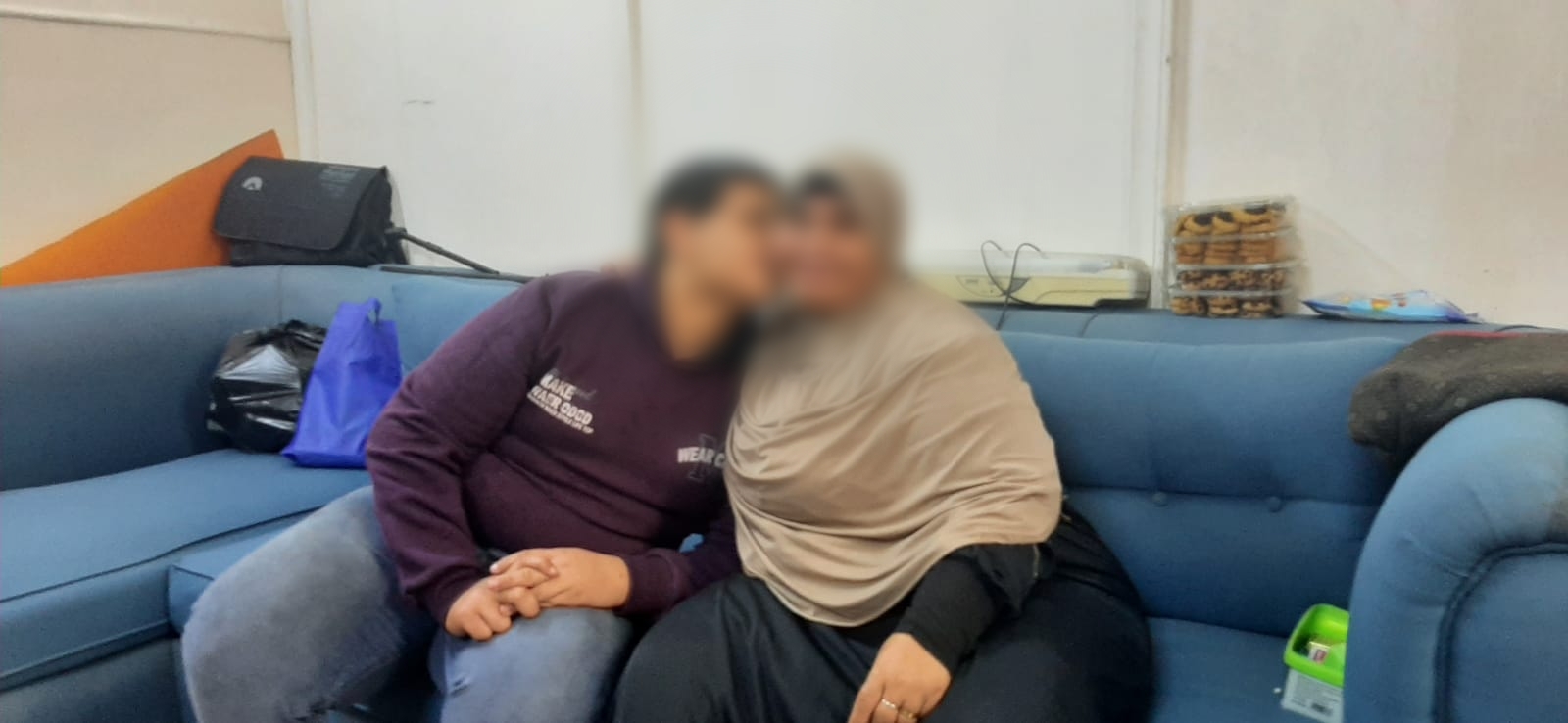 تسليم طفل لامه