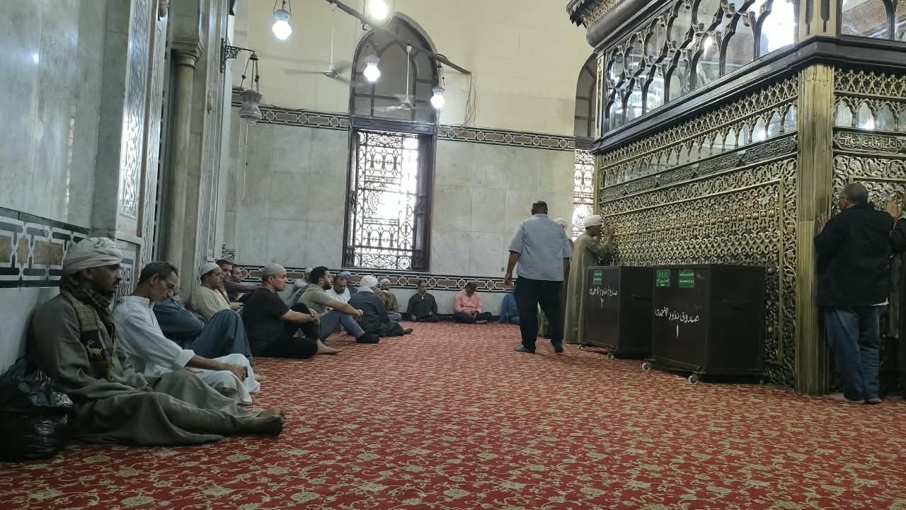 إقبال لزيارة الضريح