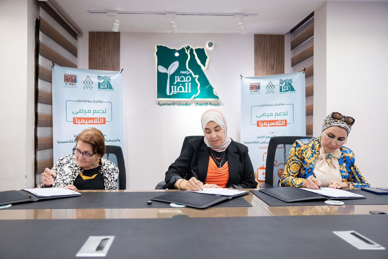 خلال توقيع البروتوكول  (3)
