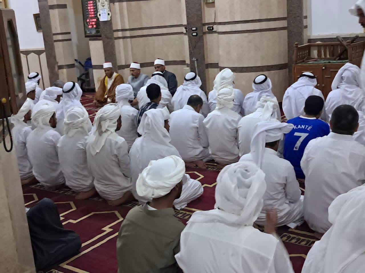 بردائهم الابيض الذي يشبه قلوبهم يعمرون المسجد