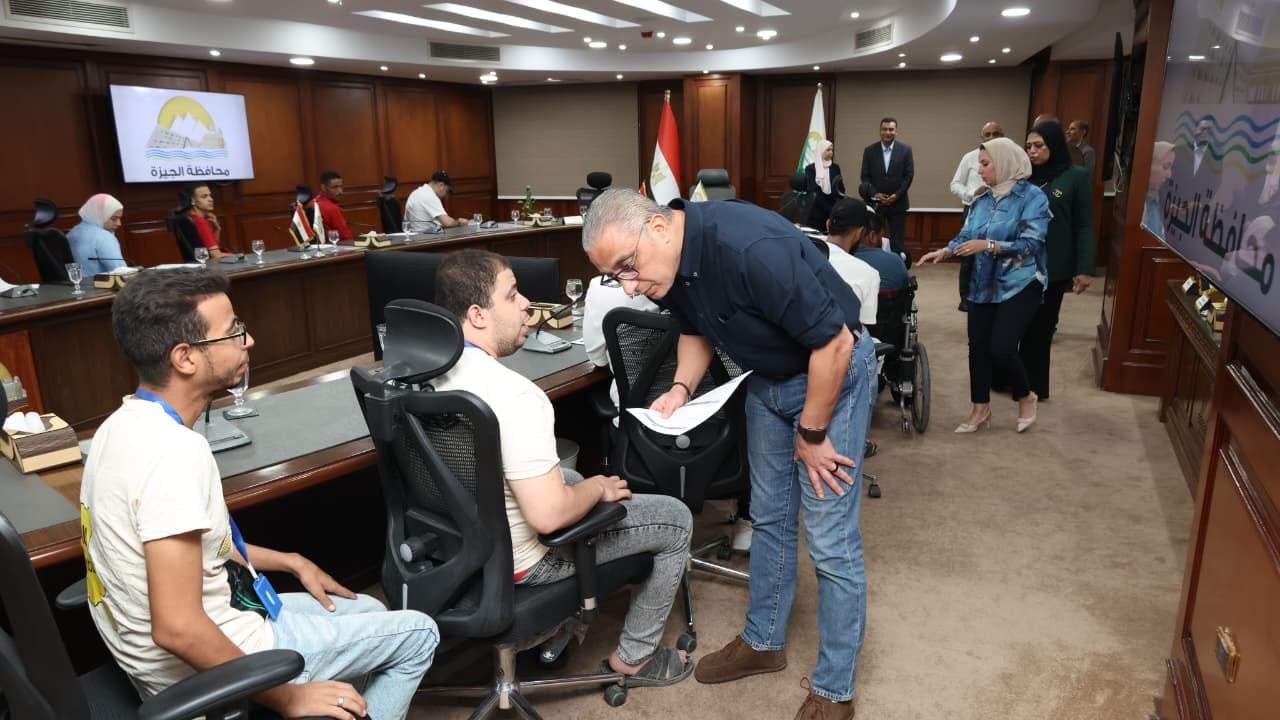 جانب من لقاء محافظ الجيزة جانب من لقاء محافظ الجيزة