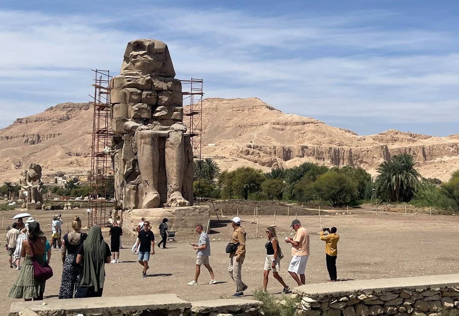 توافد سياحي مميز فى منطقة تمثالى ممنون غرب الأقصر توافد سياحي مميز فى منطقة تمثالى ممنون غرب الأقصر