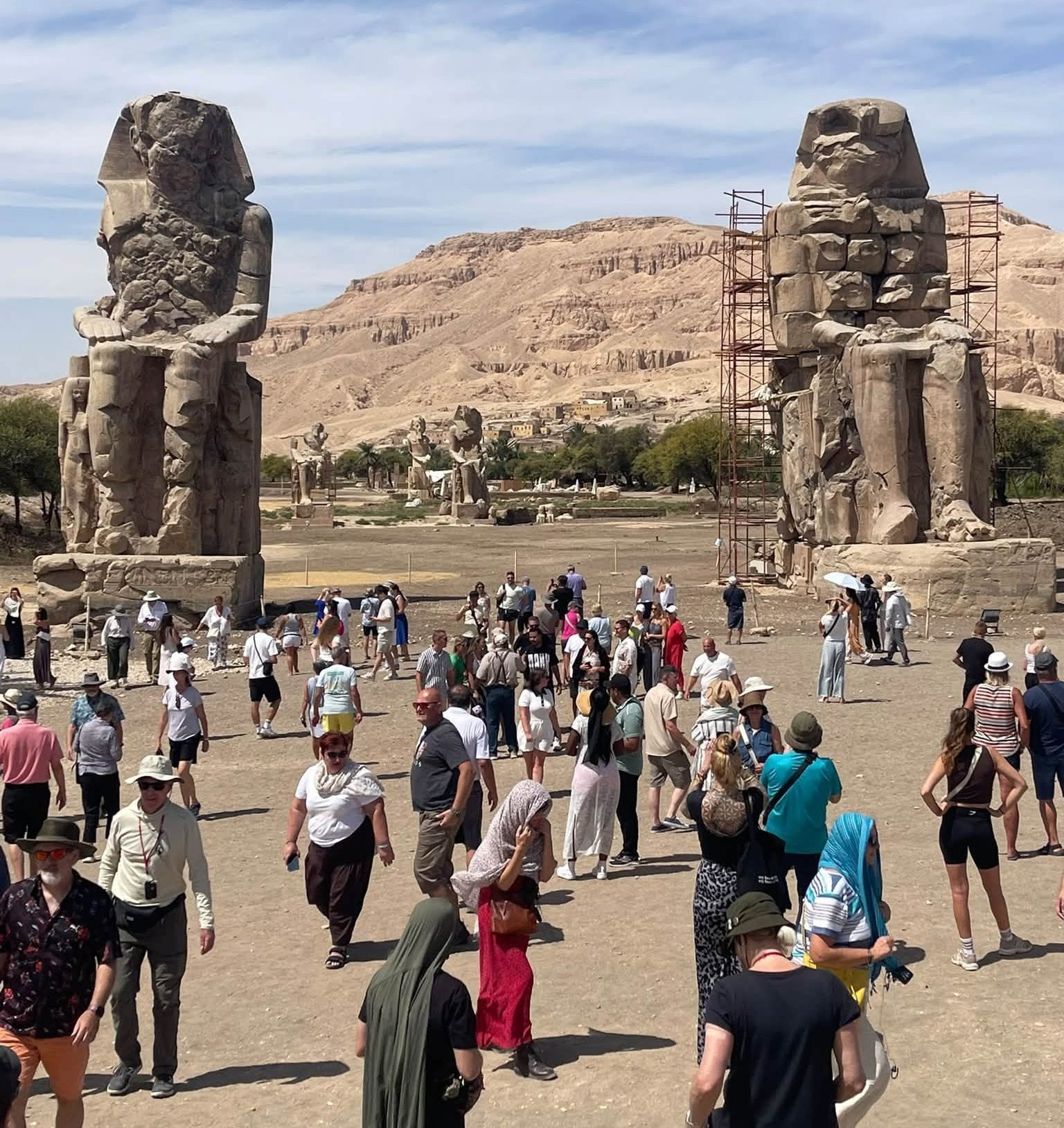 توافد سياحي مميز فى منطقة تمثالى ممنون بالأقصر توافد سياحي مميز فى منطقة تمثالى ممنون بالأقصر
