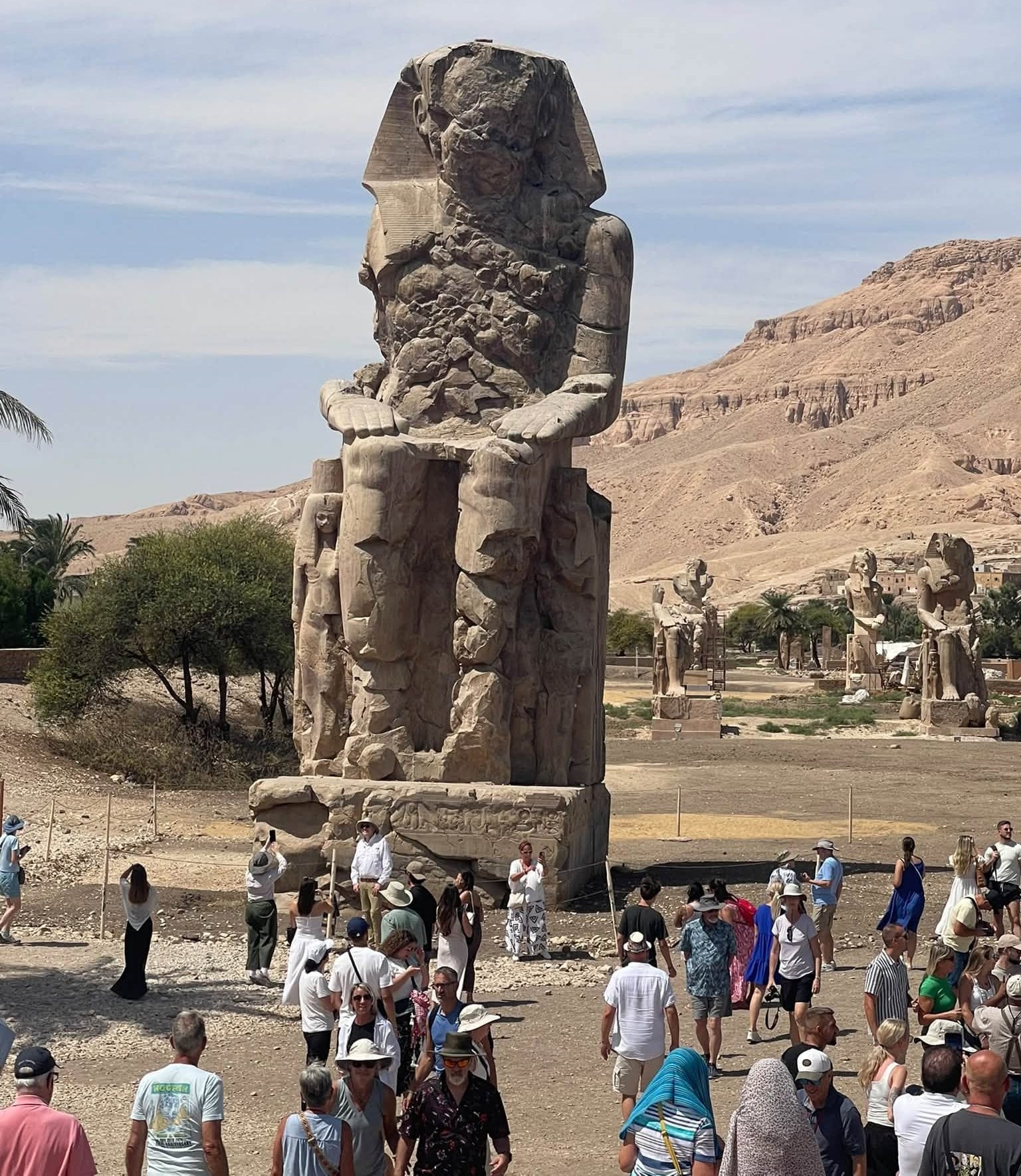 توافد سياحي مميز فى منطقة تمثالى ممنون توافد سياحي مميز فى منطقة تمثالى ممنون