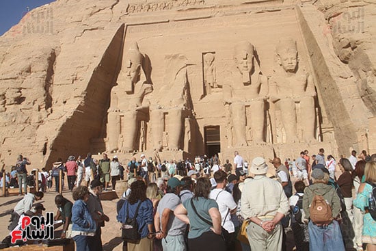 أفواج-سياحية-بمعبد-أبوسمبل